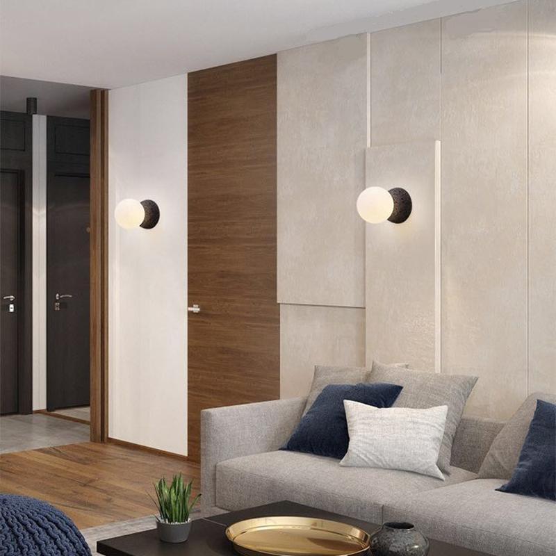 Eirinise wandlamp van beton en melkglas