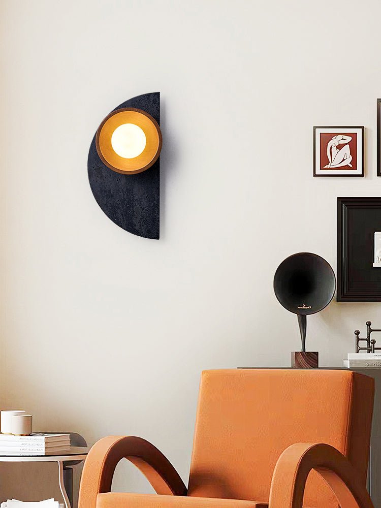 Luca wandlamp van walnoot en travertin