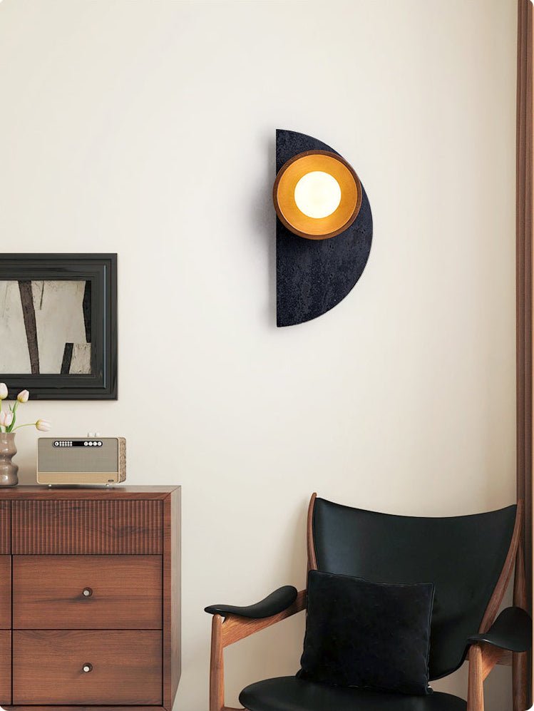 Luca wandlamp van walnoot en travertin
