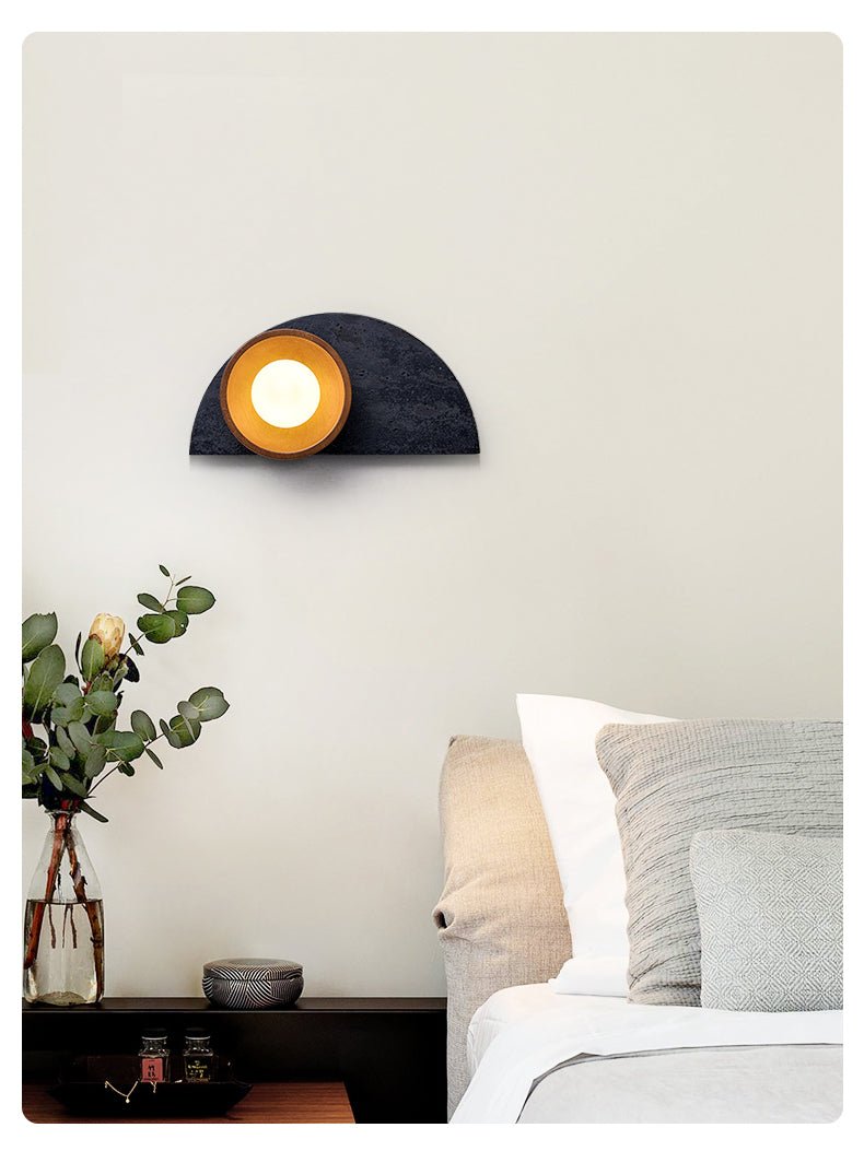 Luca wandlamp van walnoot en travertin