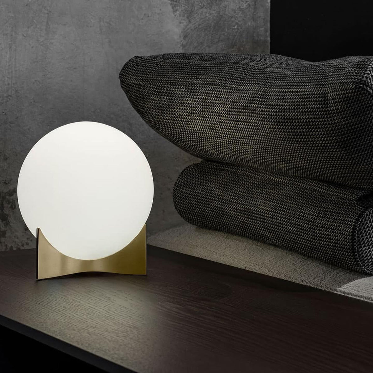Avo moderne tafellamp in goud
