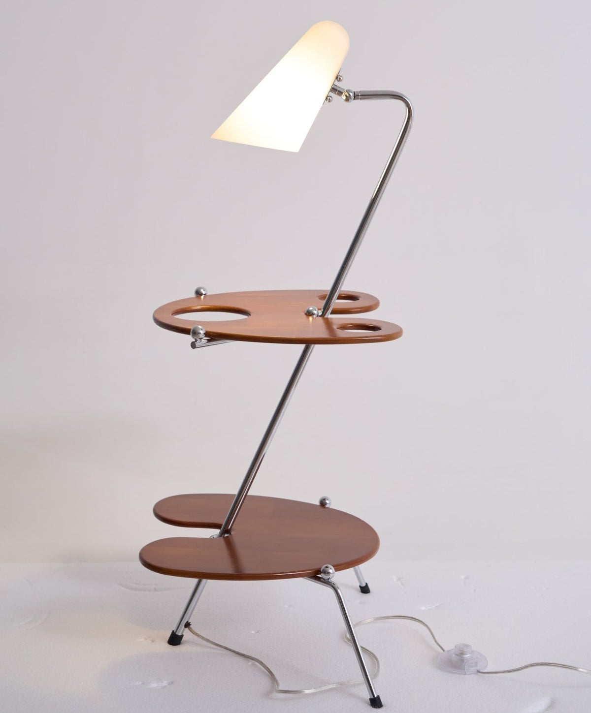 Vaughn Moderne vloerlamp van walnoothout en chrome
