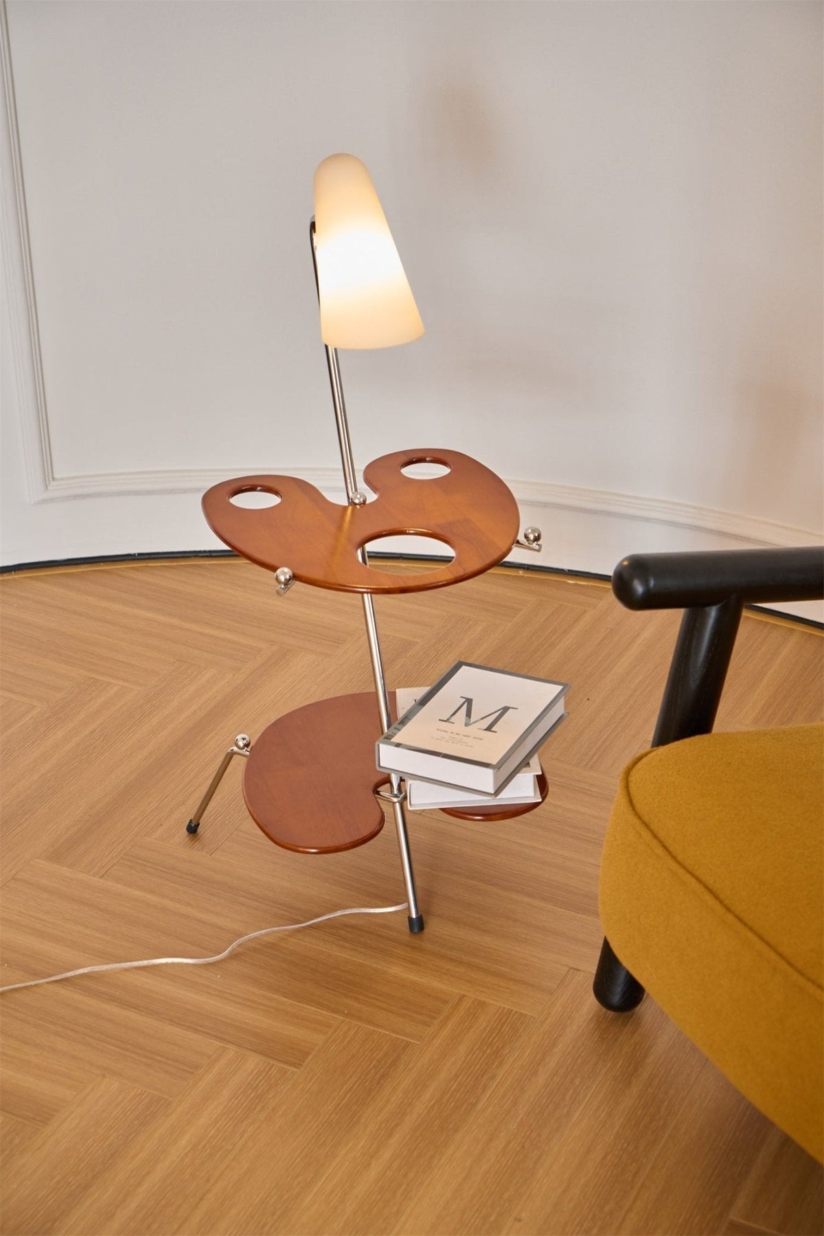 Vaughn Moderne vloerlamp van walnoothout en chrome
