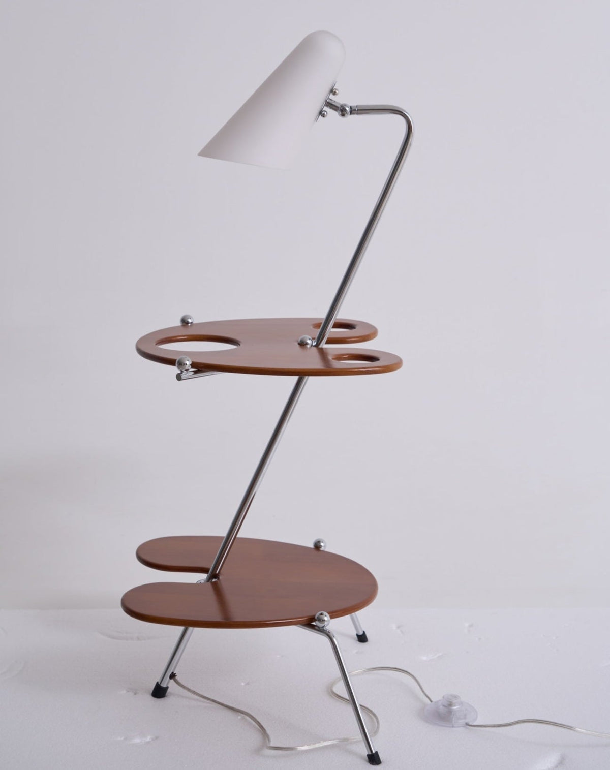 Vaughn Moderne vloerlamp van walnoothout en chrome