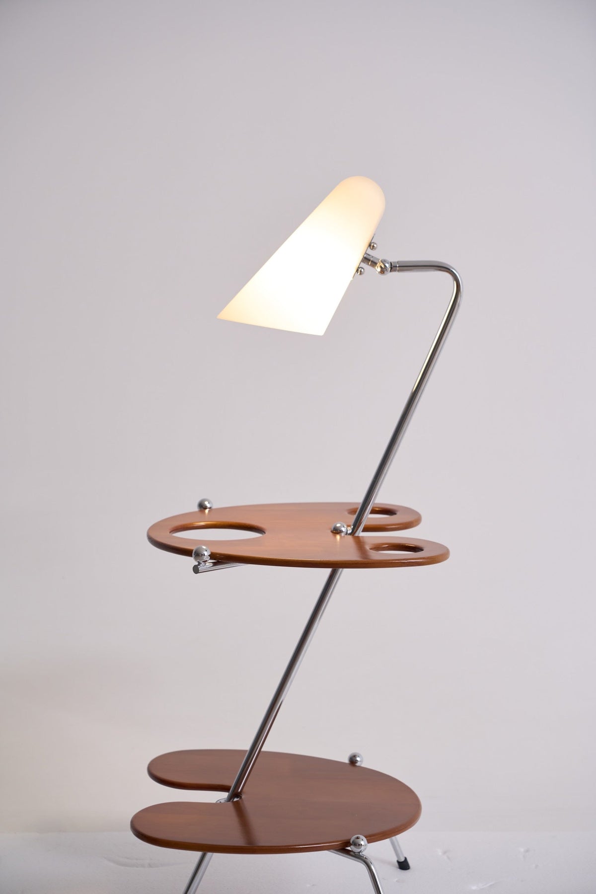 Vaughn Moderne vloerlamp van walnoothout en chrome