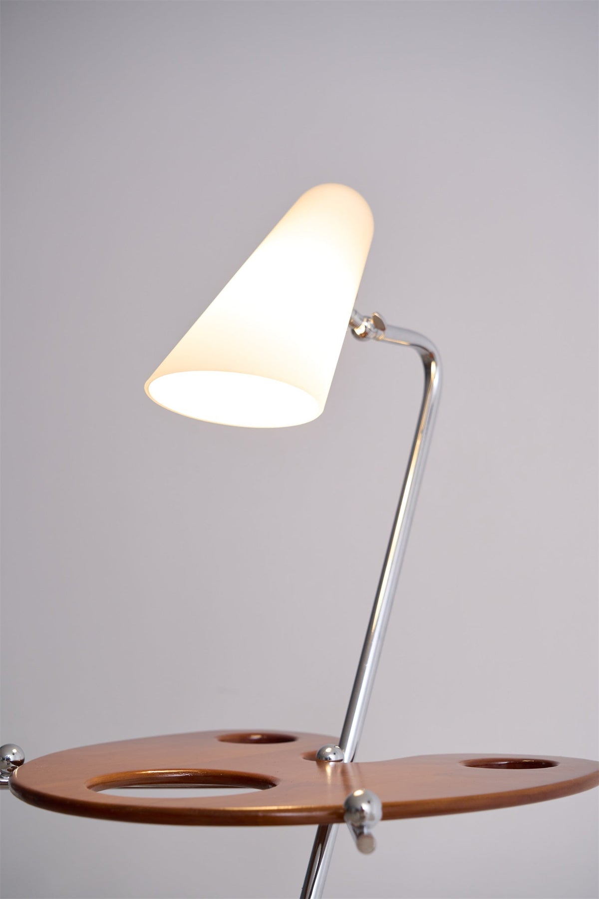 Vaughn Moderne vloerlamp van walnoothout en chrome