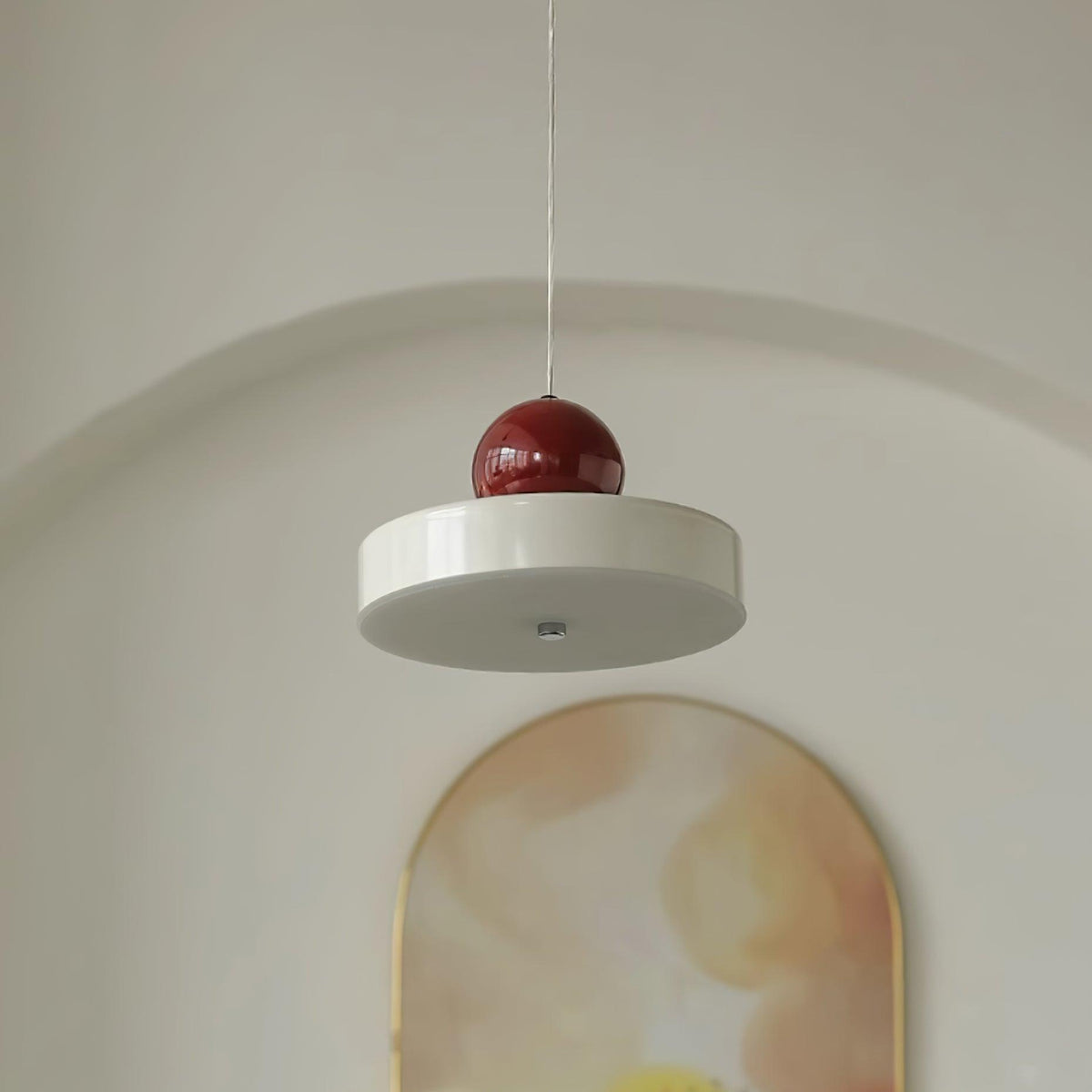Moderne hanglamp met metalen behuizing, rode bolvormige kap en retro accent