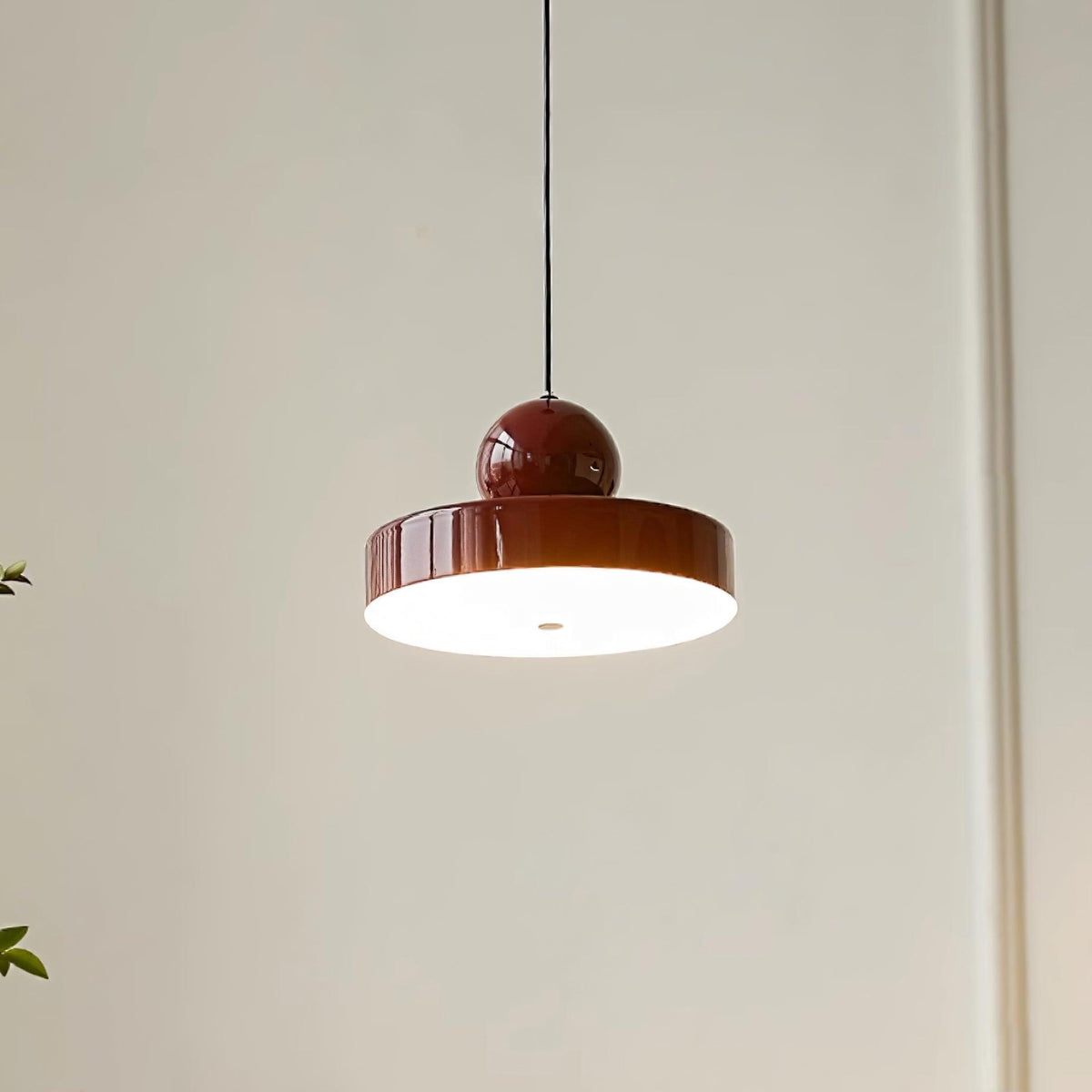 Moderne hanglamp met metalen behuizing, rode bolvormige kap en retro accent
