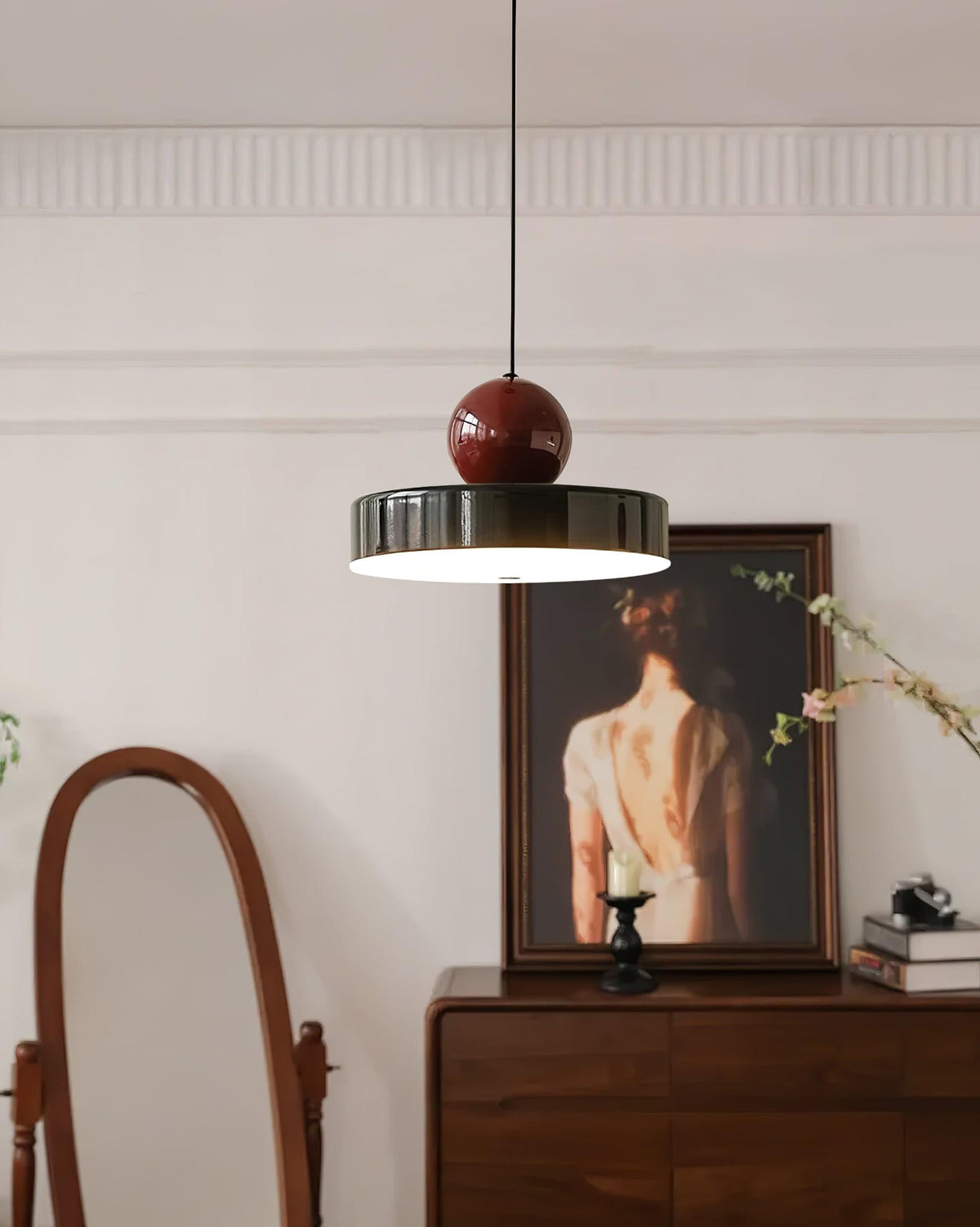 Moderne hanglamp met metalen behuizing, rode bolvormige kap en retro accent