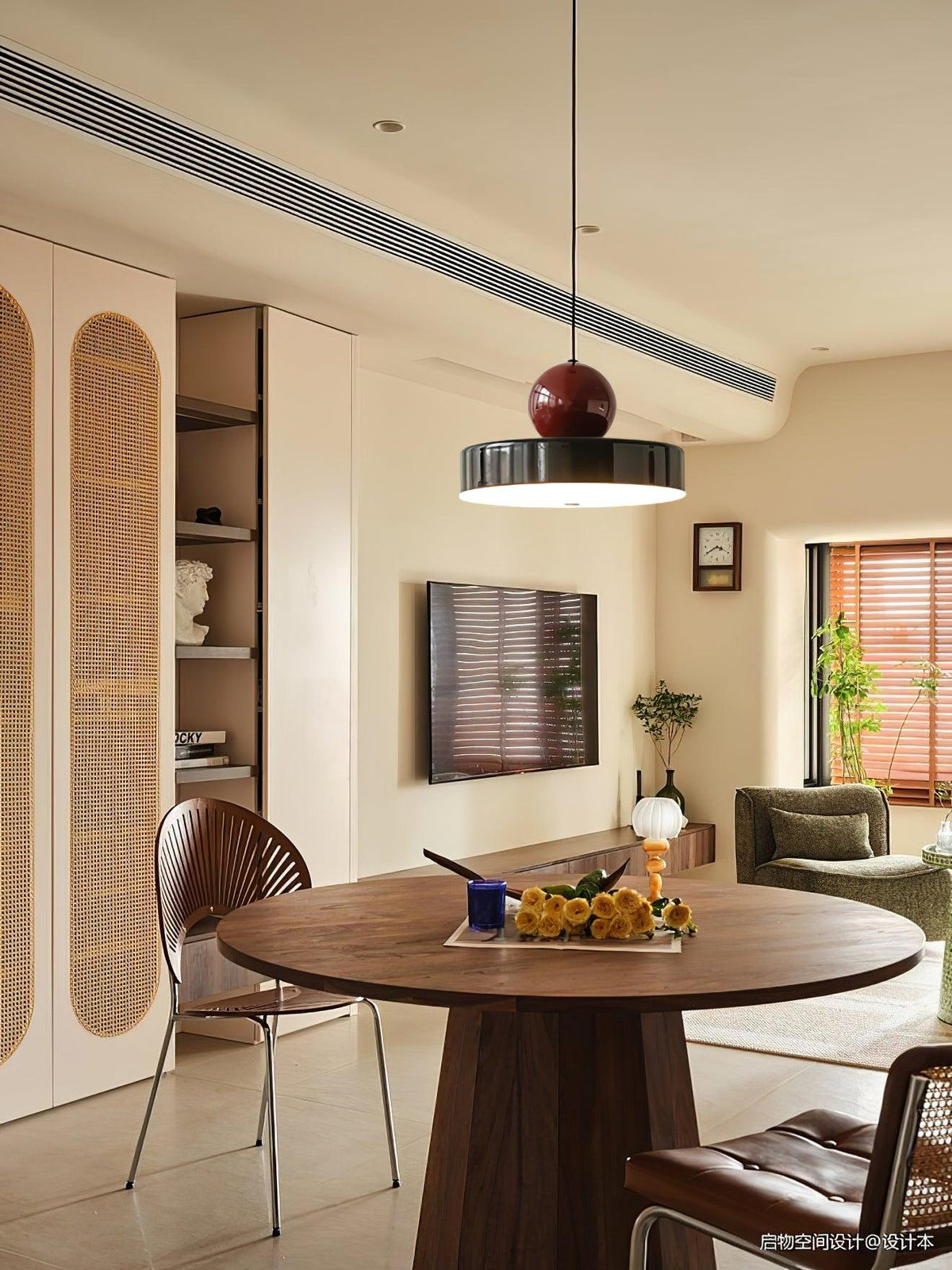 Moderne hanglamp met metalen behuizing, rode bolvormige kap en retro accent