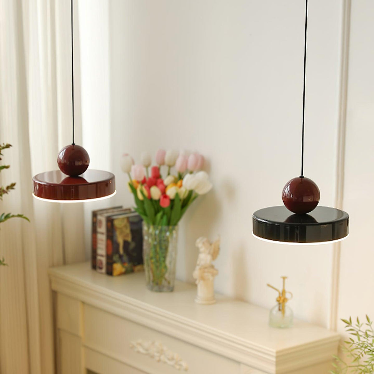 Moderne hanglamp met metalen behuizing, rode bolvormige kap en retro accent
