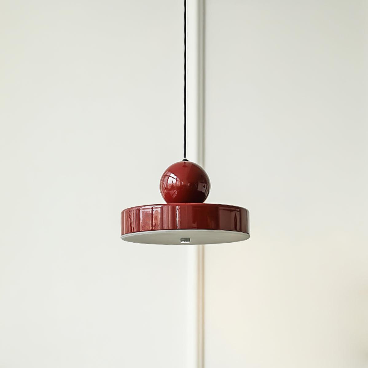 Moderne hanglamp met metalen behuizing, rode bolvormige kap en retro accent