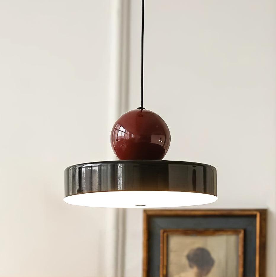 Moderne hanglamp met metalen behuizing, rode bolvormige kap en retro accent
