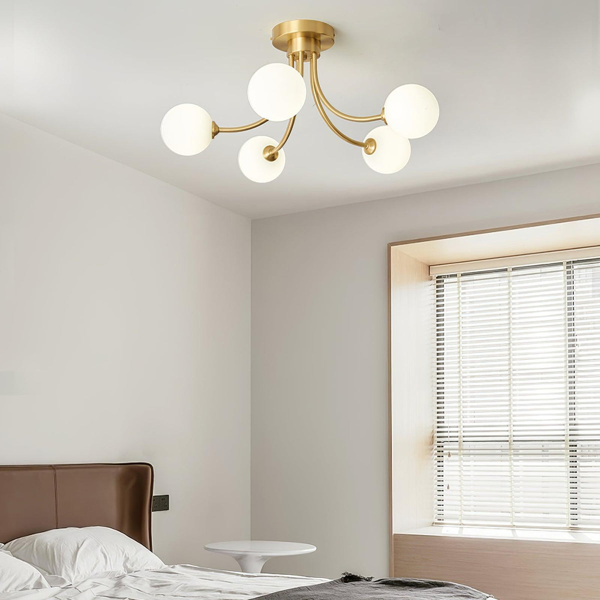 Moderne elegante plafondlamp met vertakte messing armen en opalen bolkappen
