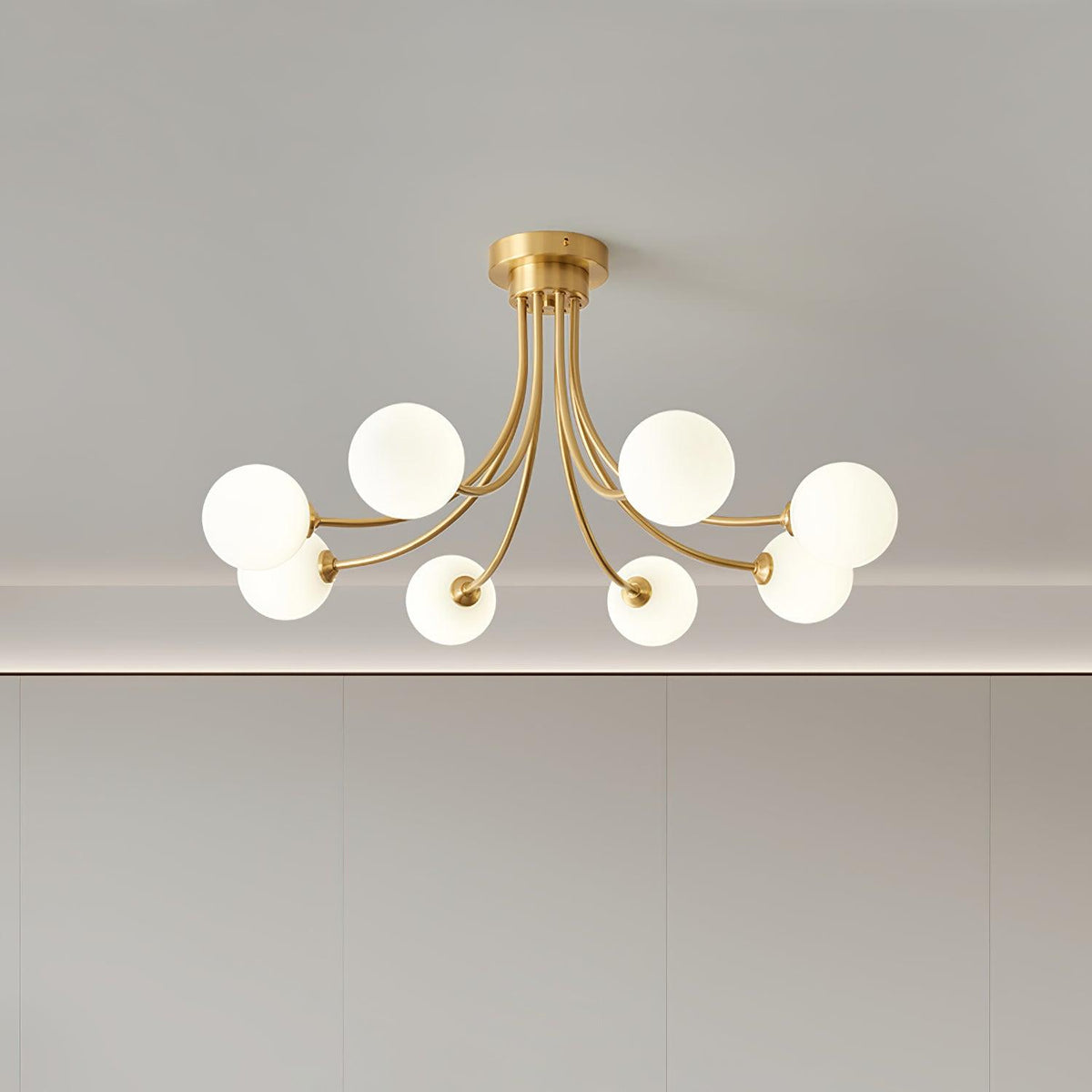 Moderne elegante plafondlamp met vertakte messing armen en opalen bolkappen