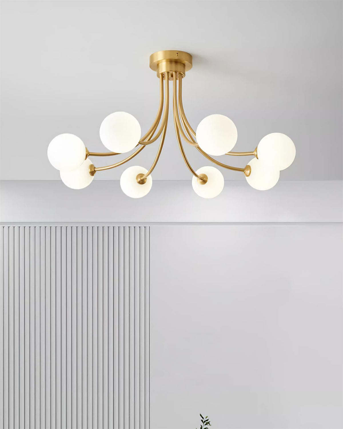 Moderne elegante plafondlamp met vertakte messing armen en opalen bolkappen