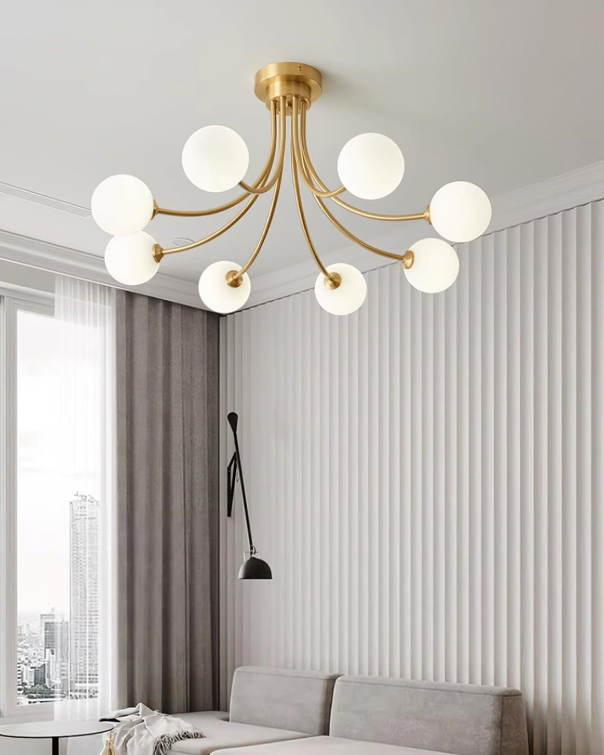 Moderne elegante plafondlamp met vertakte messing armen en opalen bolkappen