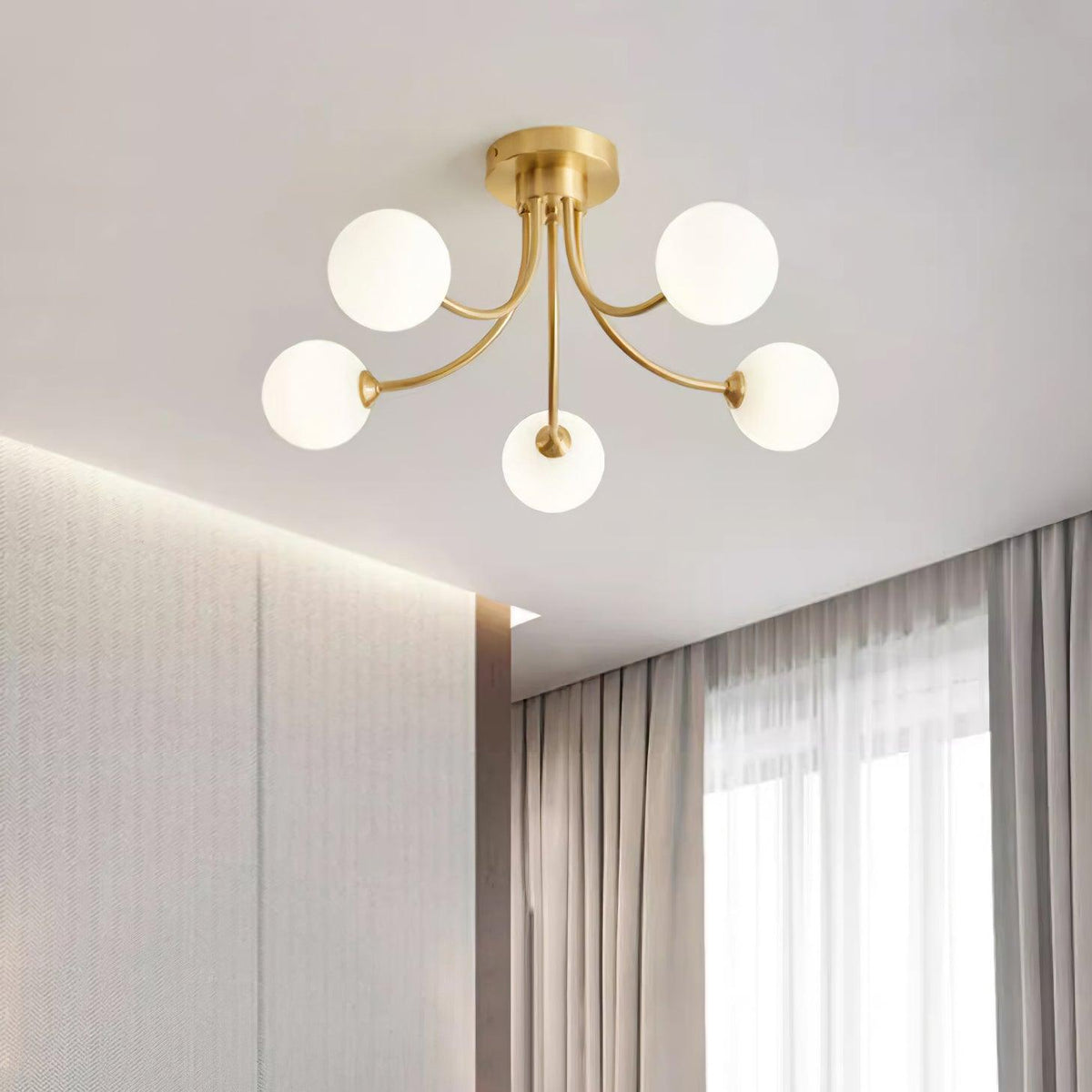 Moderne elegante plafondlamp met vertakte messing armen en opalen bolkappen