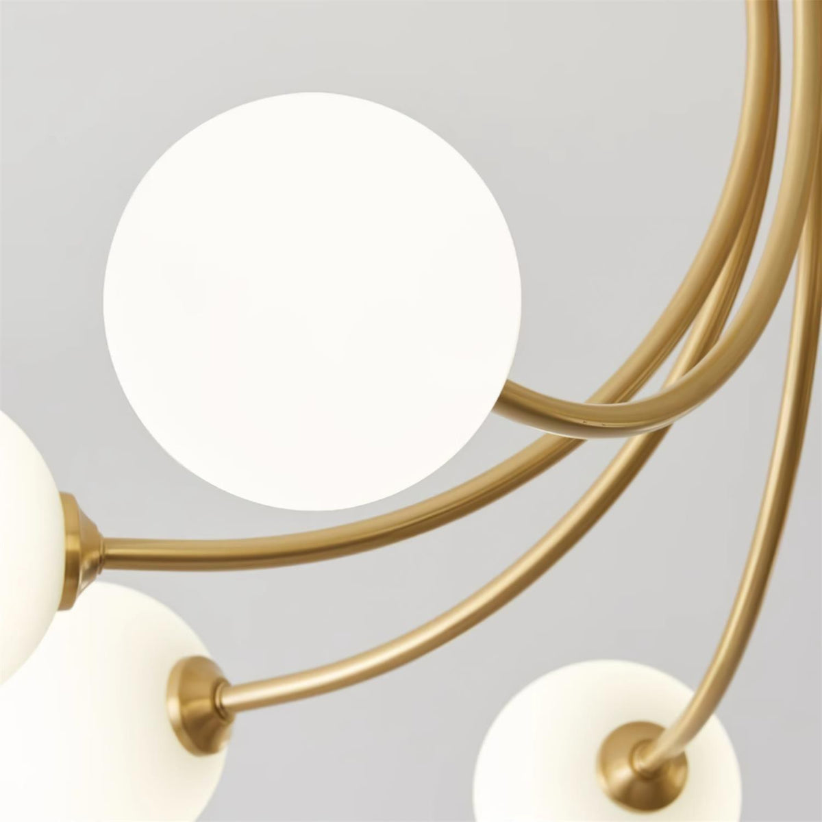 Moderne elegante plafondlamp met vertakte messing armen en opalen bolkappen