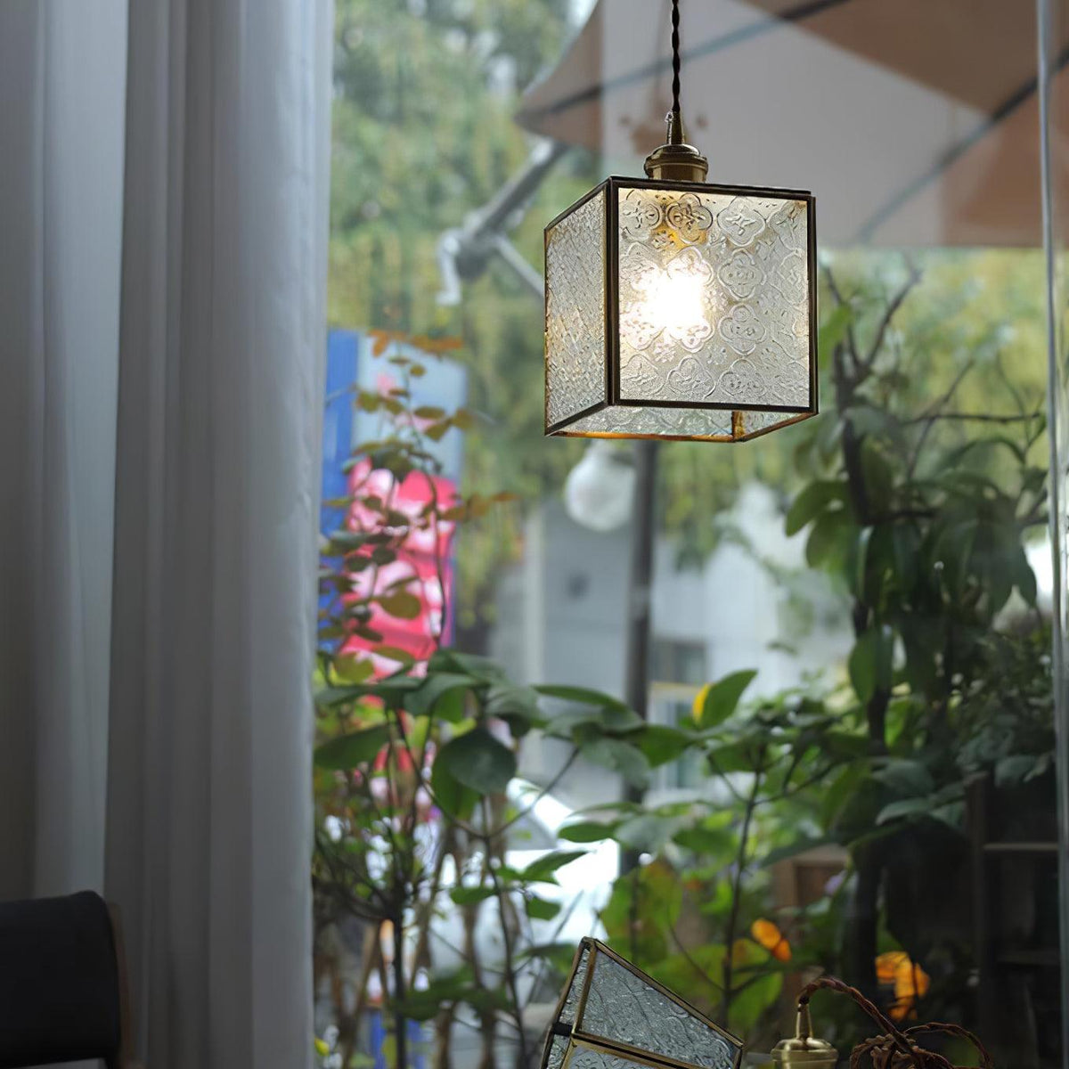 Arvane elegante hanglamp van messing en glas met gestructureerde kap