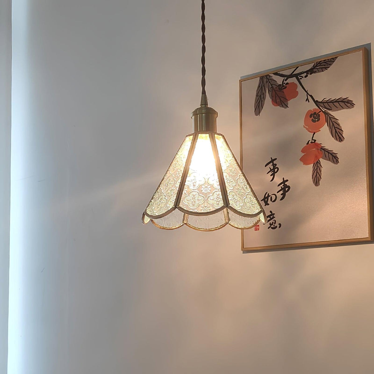 Arvane elegante hanglamp van messing en glas met gestructureerde kap