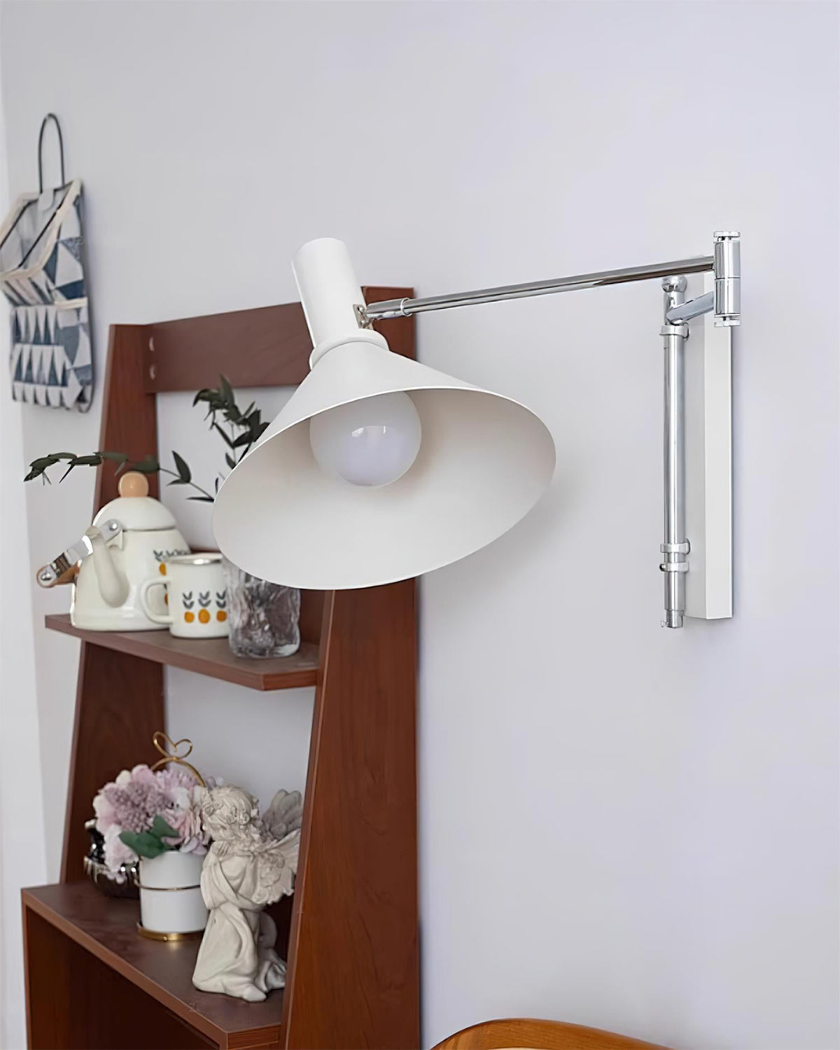 Peak wandlamp met verstelbare arm, rode lampenkap en leesverlichting