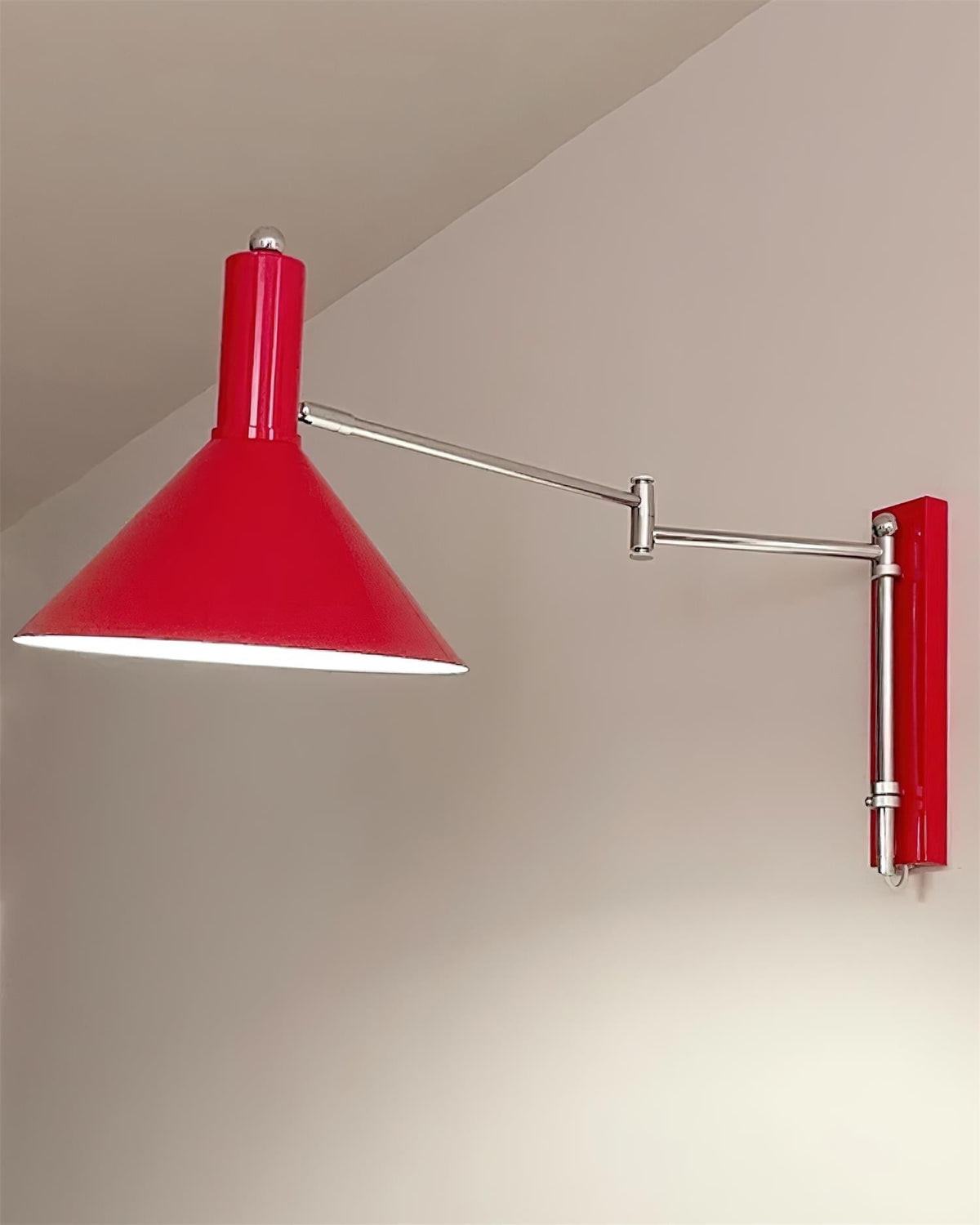 Peak wandlamp met verstelbare arm, rode lampenkap en leesverlichting