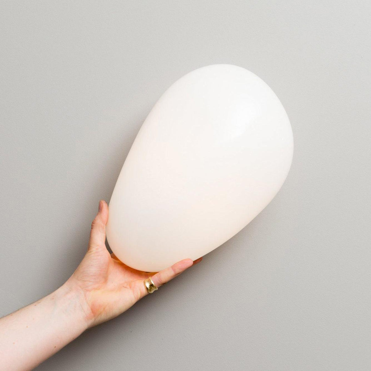 Eirinina wandlamp met bolvormig glas