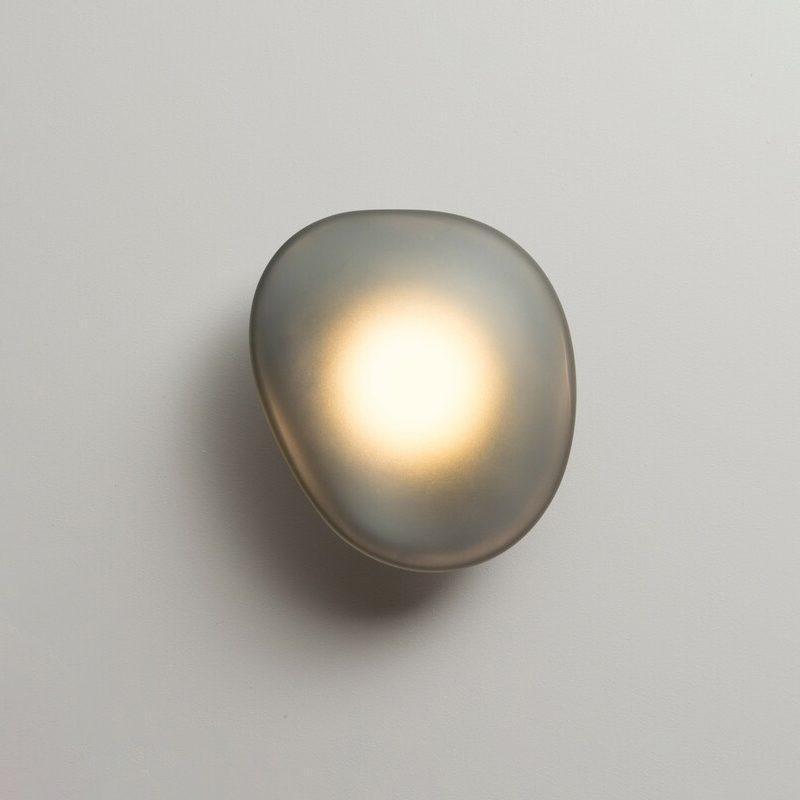 Eirinina wandlamp met bolvormig glas
