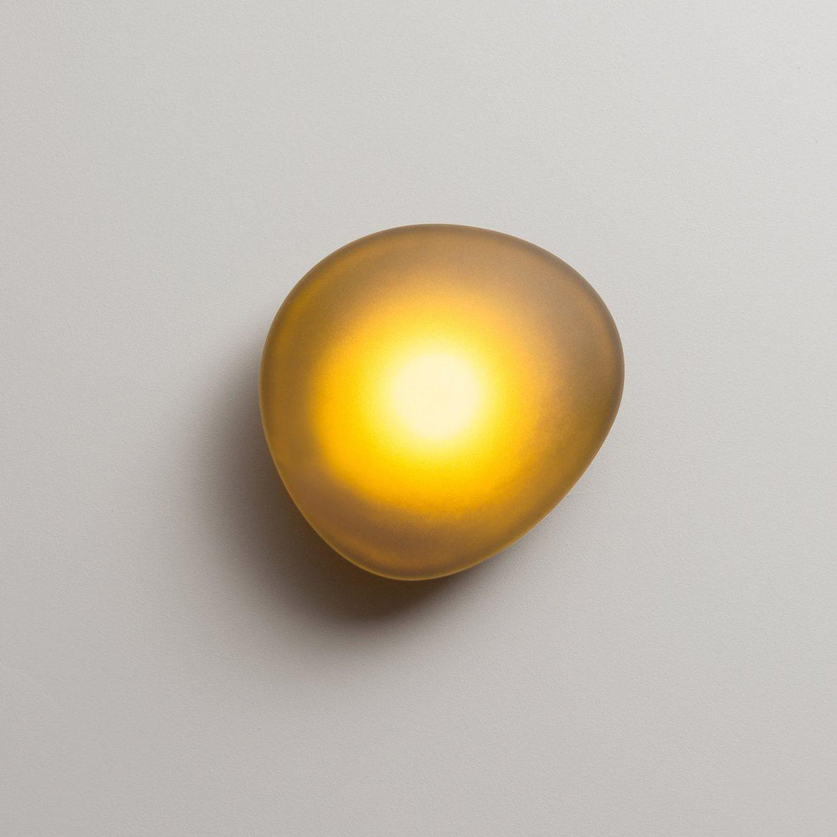 Eirinina wandlamp met bolvormig glas
