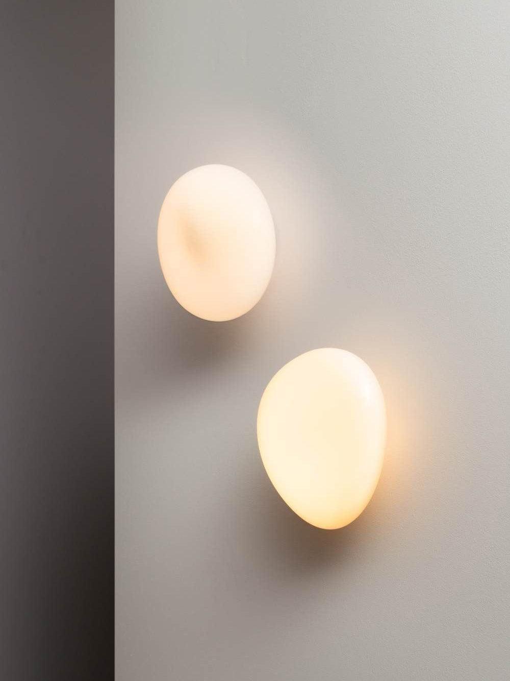 Eirinina wandlamp met bolvormig glas