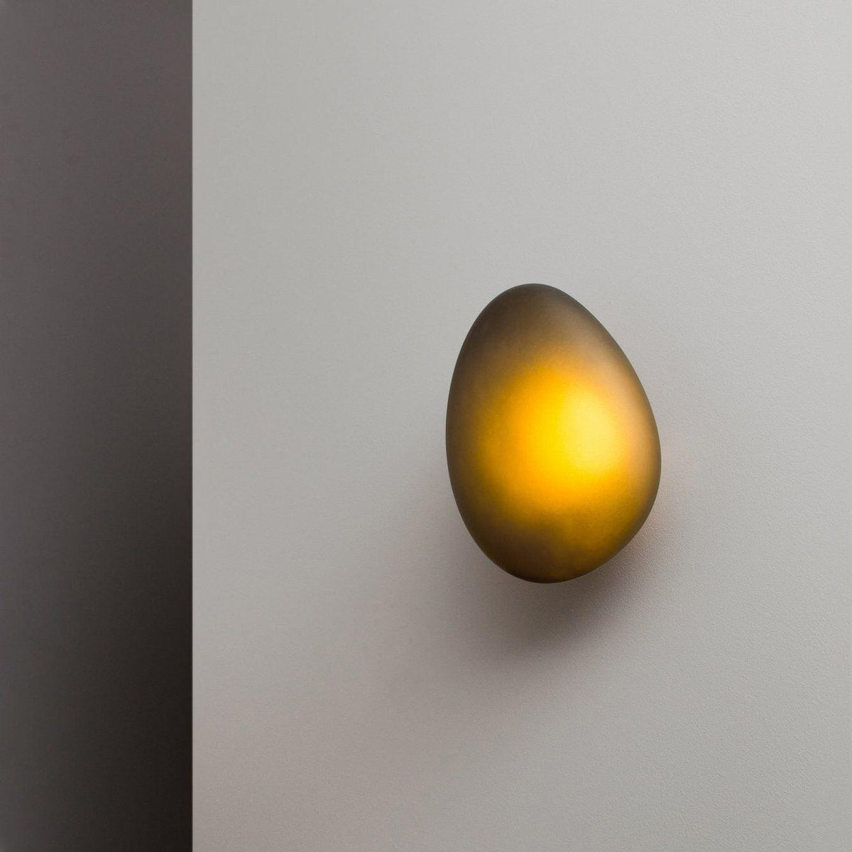 Eirinina wandlamp met bolvormig glas