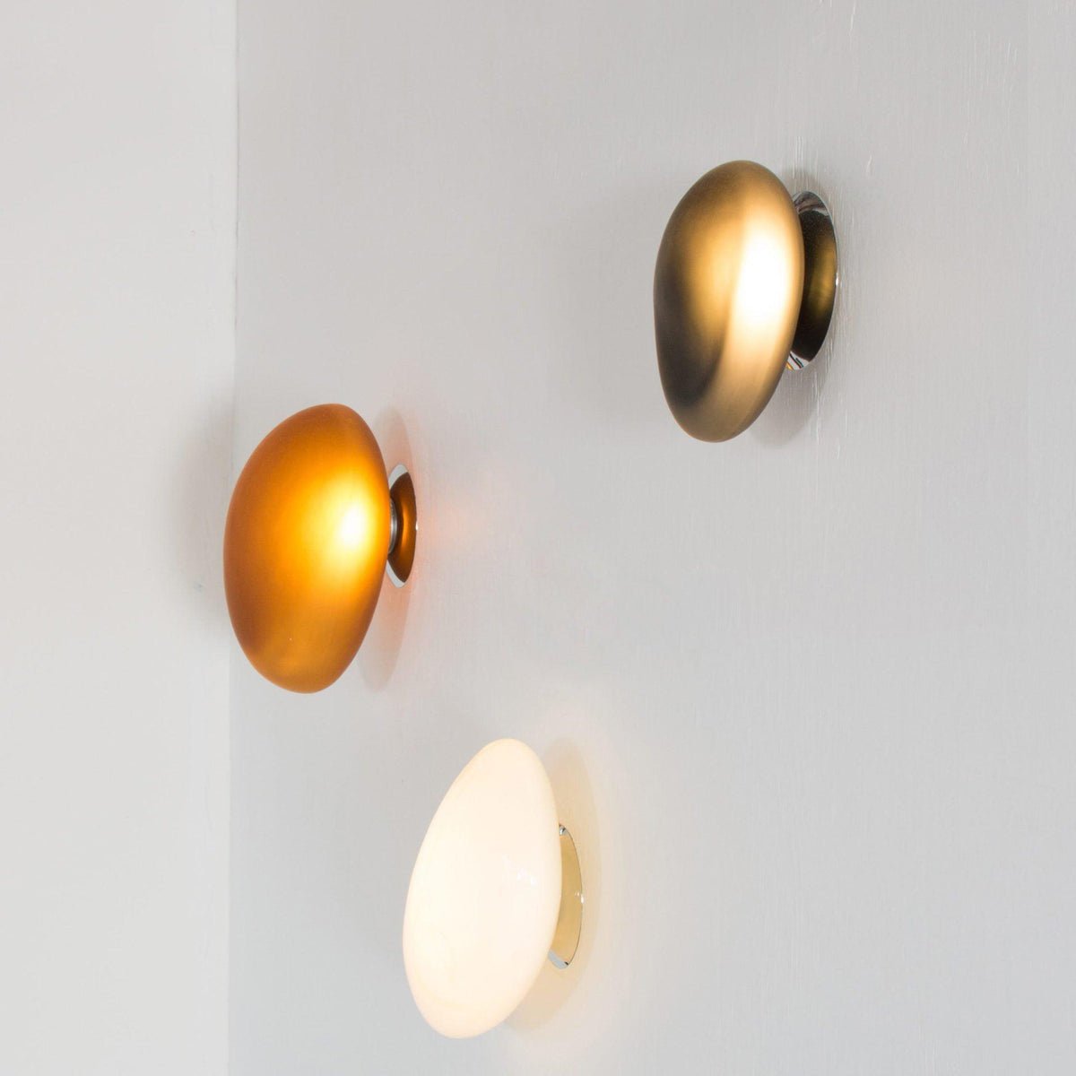 Eirinina wandlamp met bolvormig glas