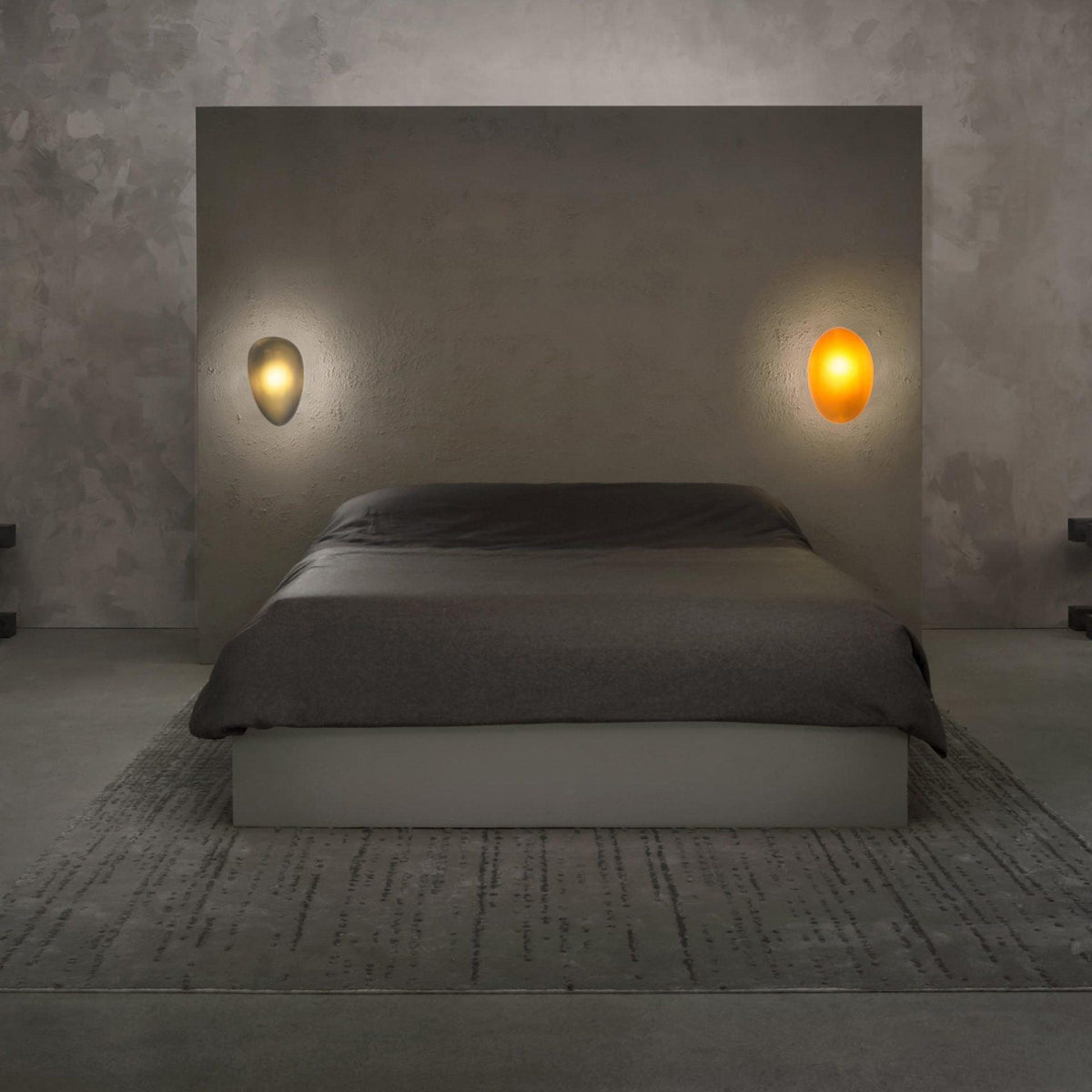 Eirinina wandlamp met bolvormig glas