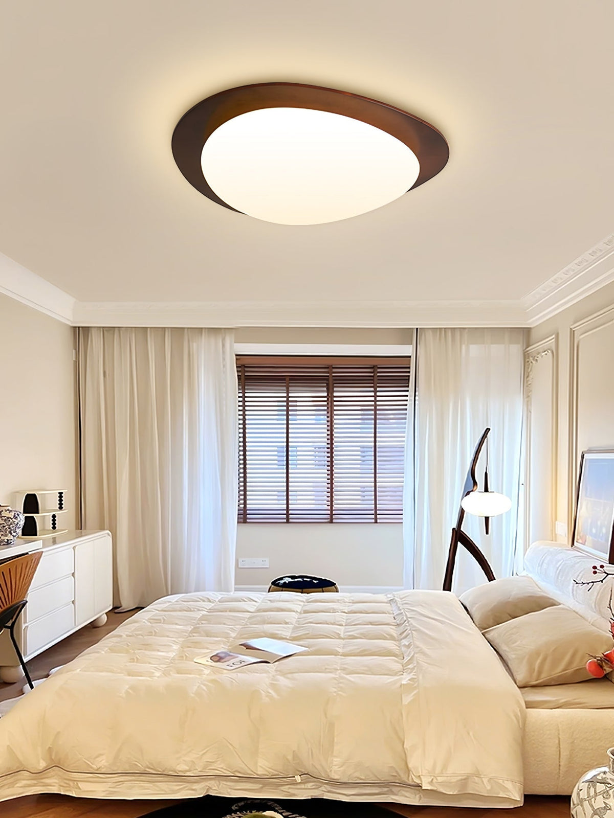 Evory plafondlamp in walnoothout met kiezelvormige-vorm