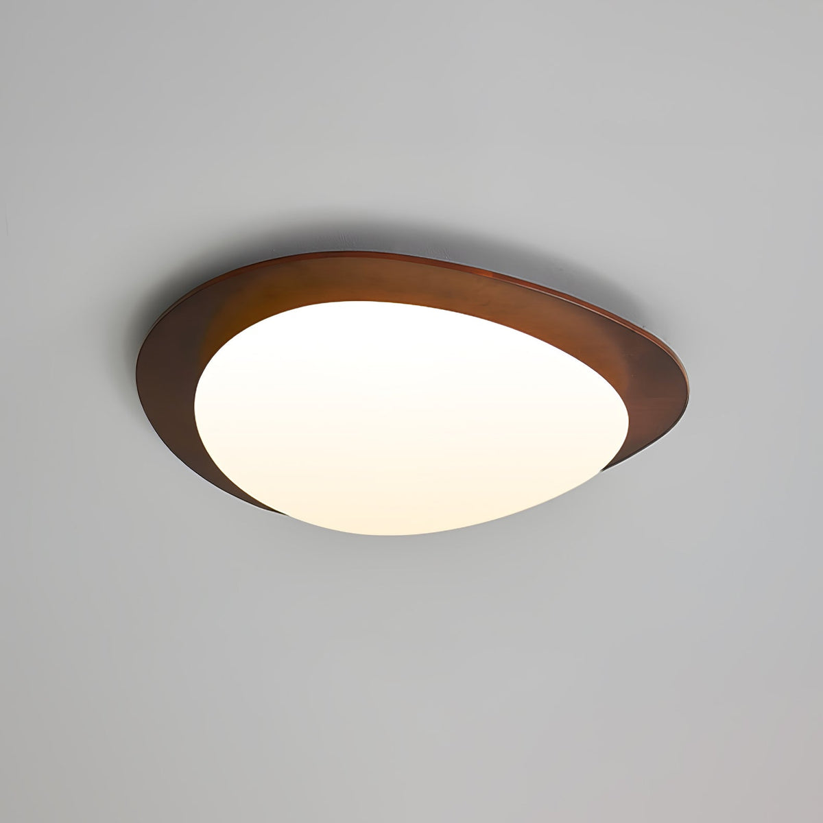 Evory plafondlamp in walnoothout met kiezelvormige-vorm