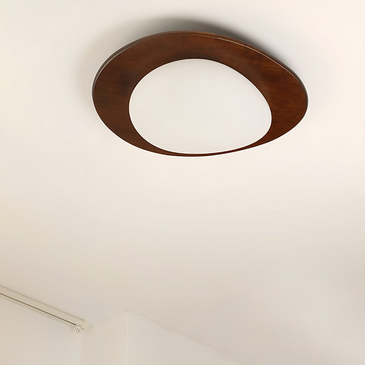 Evory plafondlamp in walnoothout met kiezelvormige-vorm