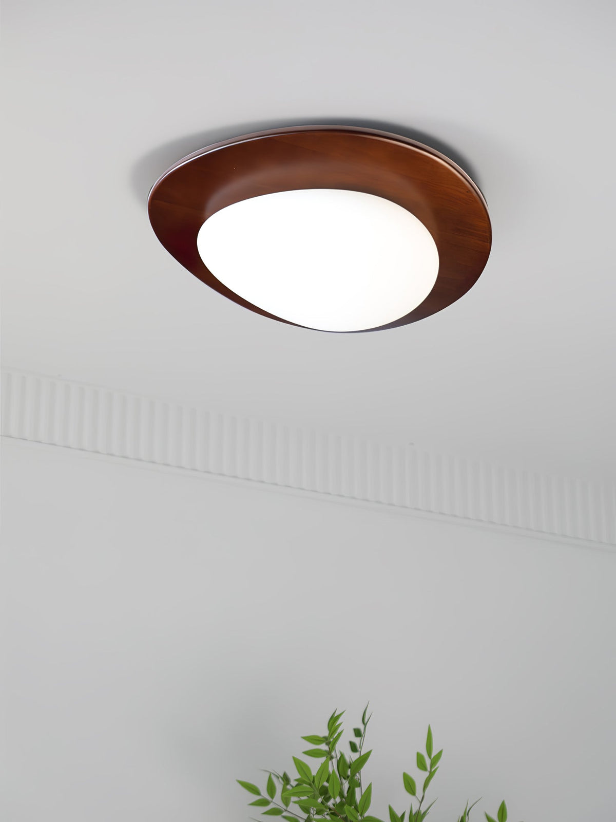 Evory plafondlamp in walnoothout met kiezelvormige-vorm