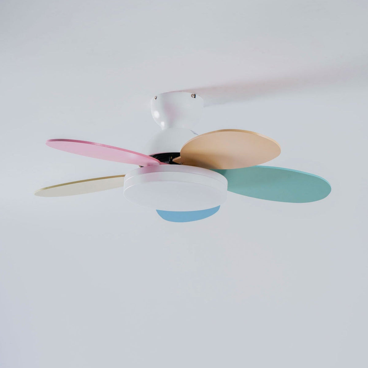 Eireise kleurrijke plafondventilator met lamp voor de kinderkamer