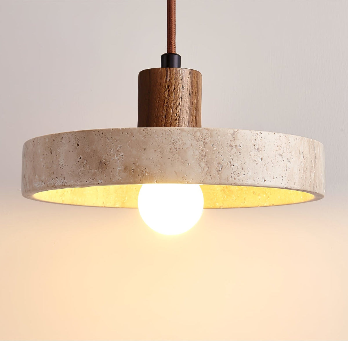 Evvynor hanglamp met travertinring en walnoothout