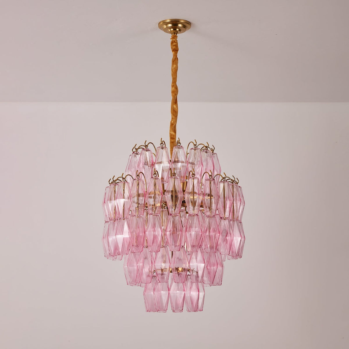 Celenine Kroonluchter met lagen roze Murano-glas en goudkleurige afwerking