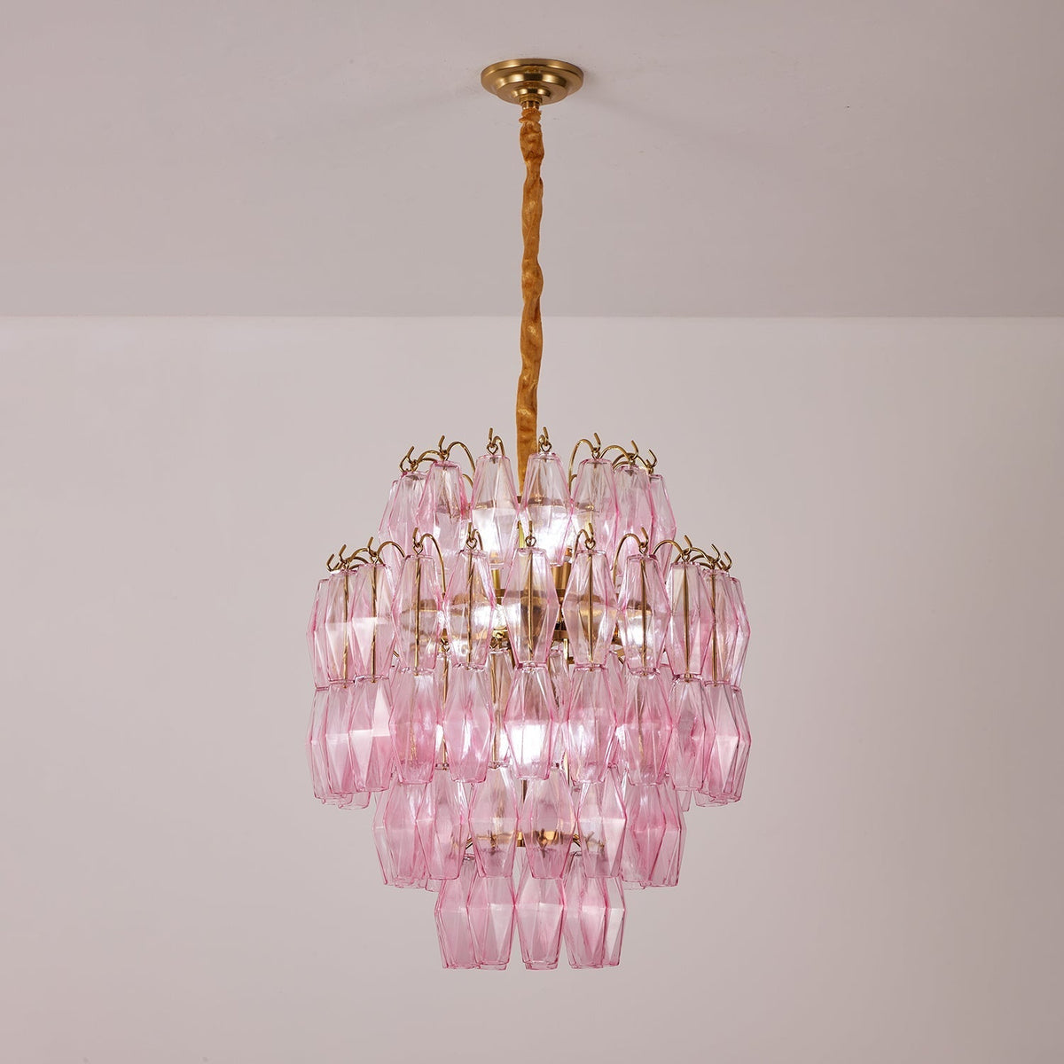 Celenine Kroonluchter met lagen roze Murano-glas en goudkleurige afwerking
