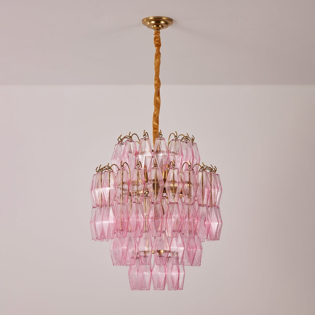 Celenine Kroonluchter met lagen roze Murano-glas en goudkleurige afwerking