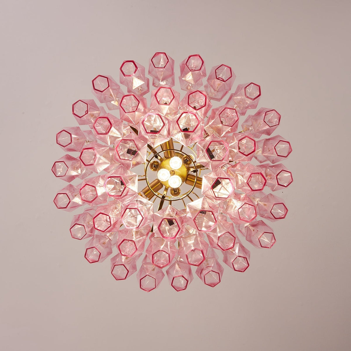 Celenine Kroonluchter met lagen roze Murano-glas en goudkleurige afwerking