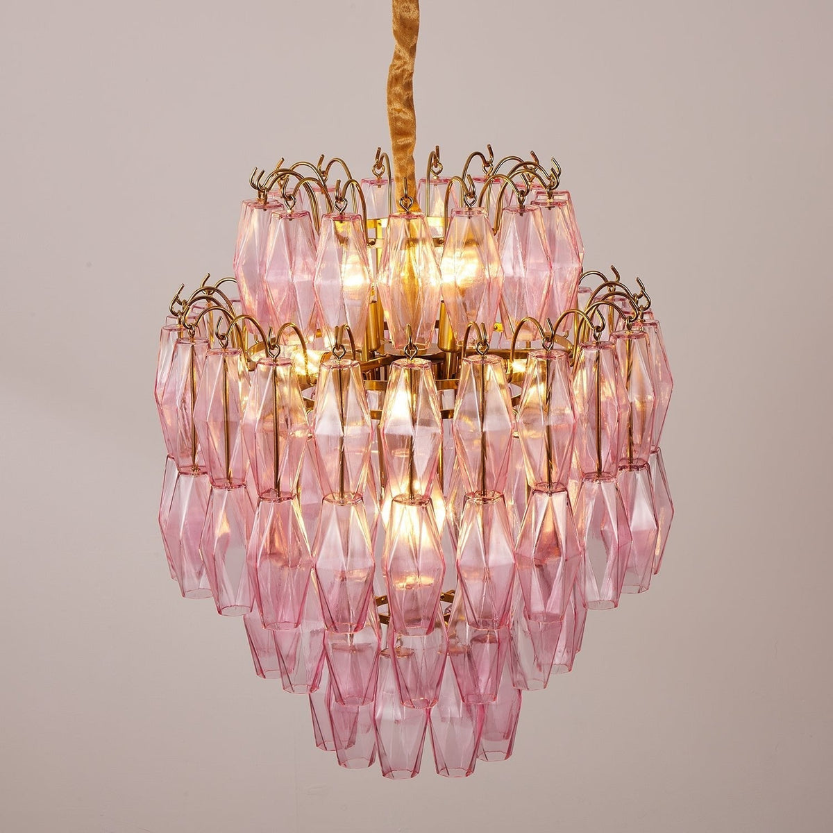 Celenine Kroonluchter met lagen roze Murano-glas en goudkleurige afwerking