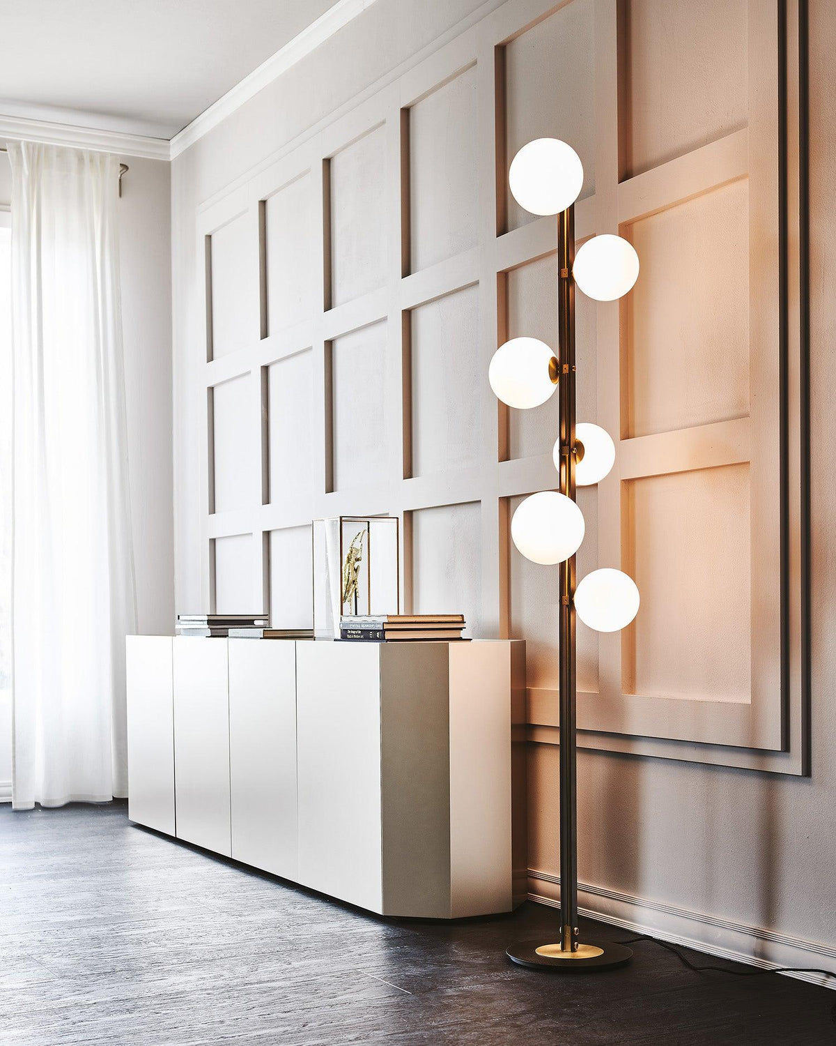 Eireneria elegante vloerlamp met glazen kap