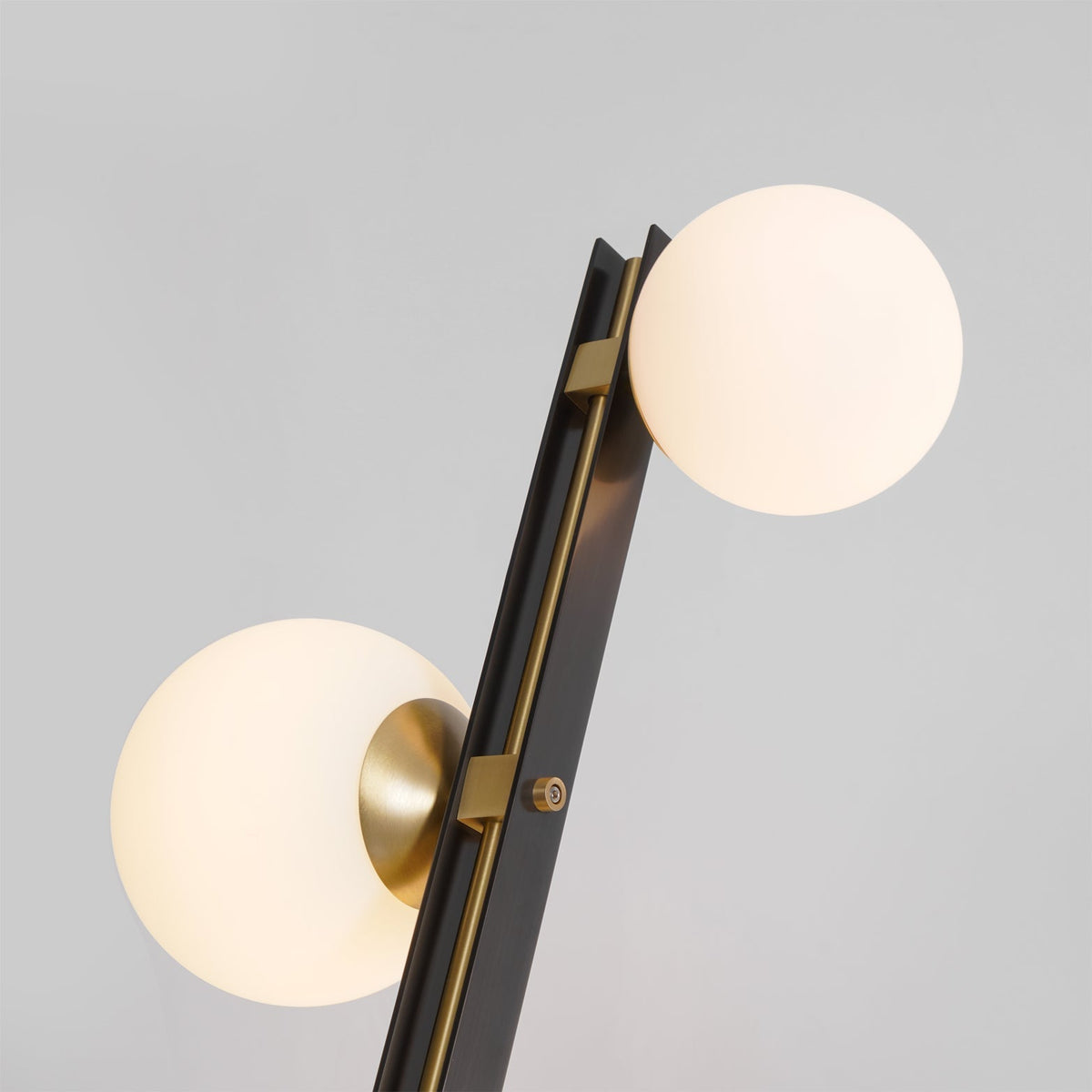 Eireneria elegante vloerlamp met glazen kap