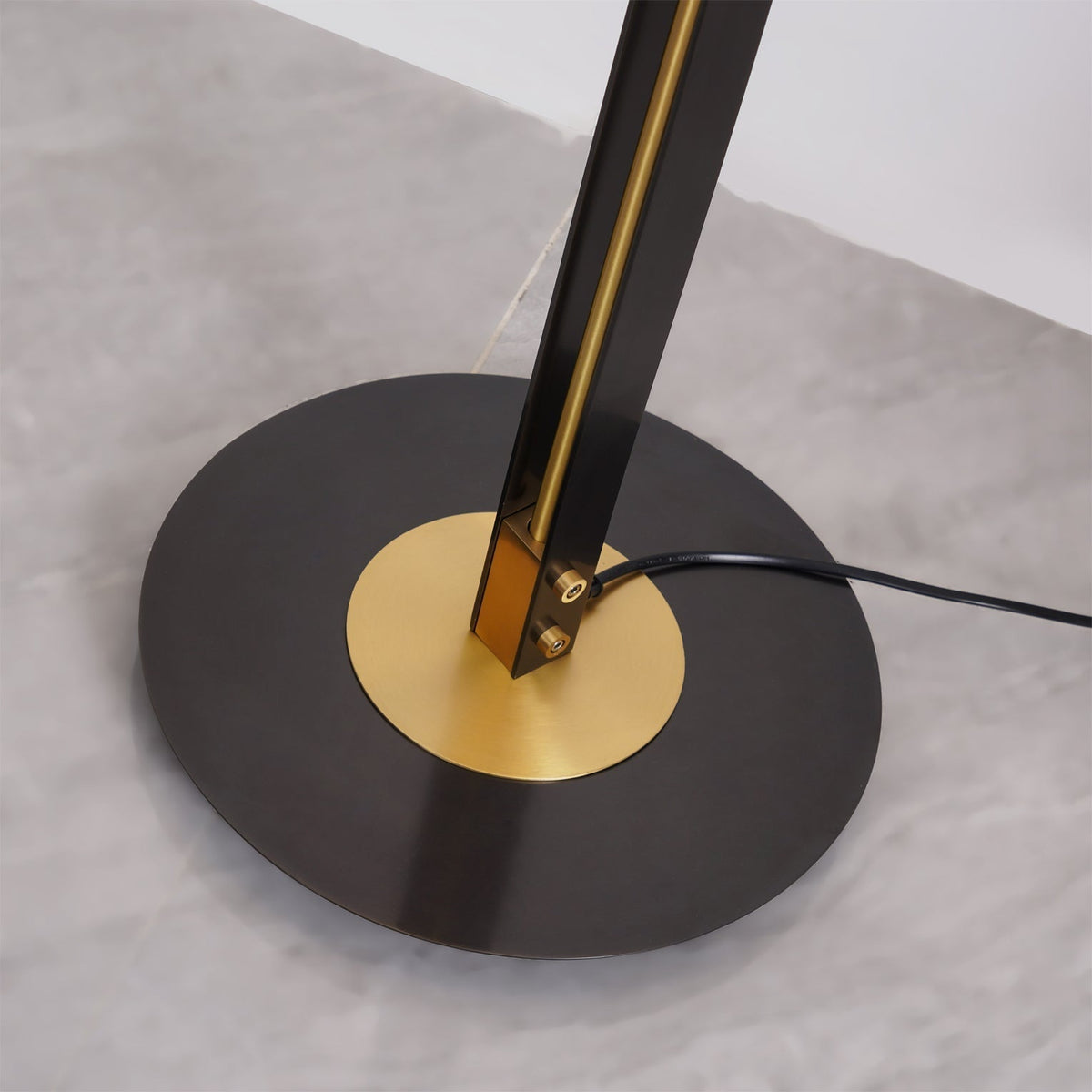Eireneria elegante vloerlamp met glazen kap