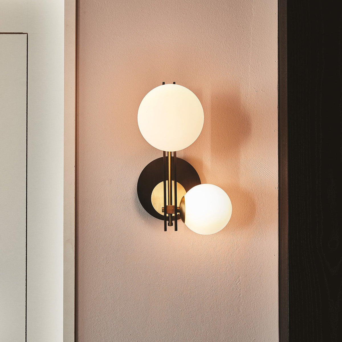 Eiranaria wandlamp met planetaire glazen kap