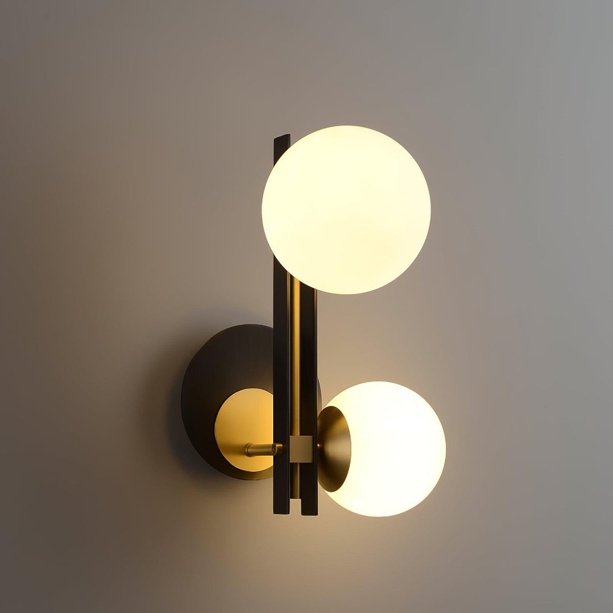 Eiranaria wandlamp met planetaire glazen kap